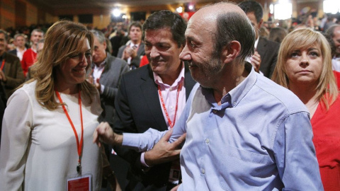 Alfredo Pérez Rubalcaba saluda a Susana Díaz en presencia de Elena Valenciano y Javier Fernández. EFE Alfredo Pérez Rubalcaba saluda a Susana Díaz en presencia de Elena Valenciano y Javier Fernández. EFE