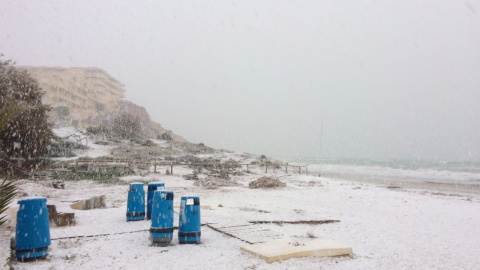 Estampa de una playa en Orihuela completamente cubierta de nieve. /AYUNTAMIENTO DE ORIHUELA