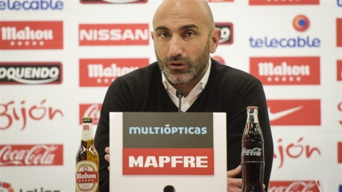 Abelardo Fernández despidiéndose del Sporting de Gijón. Abelardo Fernández despidiéndose del Sporting de Gijón.