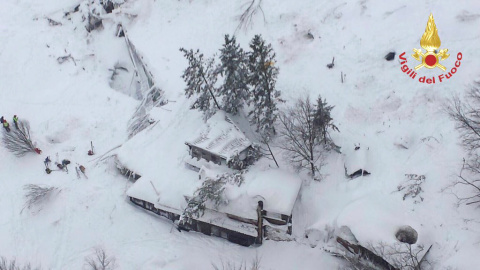 Una vista aérea muestra el Hotel Rigopiano golpeado por una avalancha / REUTERS Una vista aérea muestra el Hotel Rigopiano golpeado por una avalancha / REUTERS
