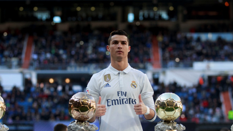 Cristiano Ronaldo posa con sus cuatros Balones de Oro en el Bernabéu. /REUTERS Cristiano Ronaldo posa con sus cuatros Balones de Oro en el Bernabéu. /REUTERS