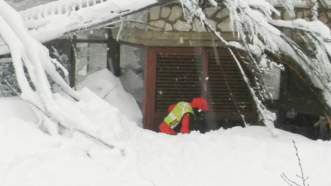 Un miembro del equipo de rescate alpino y espeleológico del Lacio se ve delante del Hotel Rigopiano en Farindola/ REUTERS Un miembro del equipo de rescate alpino y espeleológico del Lacio se ve delante del Hotel Rigopiano en Farindola/ REUTERS