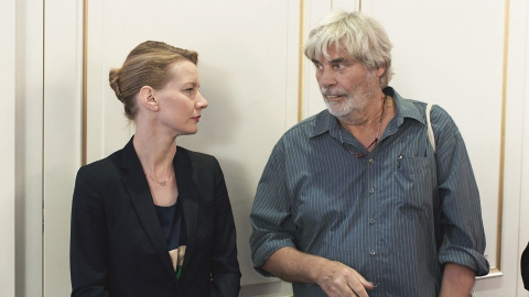 Fotograma de la película Toni Erdman que tiene como protagonistas a Peter Simonischek y Sandra Hüller