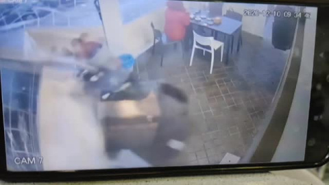 Impactantes imágenes de cómo un coche se empotra contra la terraza de un bar en Lepe Impactantes imágenes de cómo un coche se empotra contra la terraza de un bar en Lepe