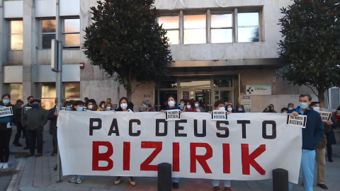 Concentración contra el cierre nocturno del PAC de Deusto Concentración contra el cierre nocturno del PAC de Deusto