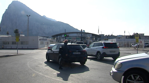 Largas colas en la frontera con Gibraltar tras el anuncio del Gobierno Largas colas en la frontera con Gibraltar tras el anuncio del Gobierno