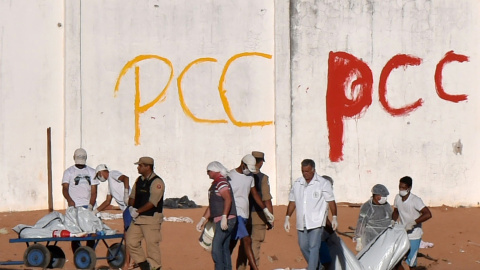 Operarios y policías recogen los cuerpos de presos muertos durante las revueltas en la cárcel de la ciudad de Natal. - REUTERS