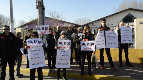 Militantes del PSOE críticos con Susana Díaz durante el mitin de la presidenta andaluza. - ÓSCAR GUTIÉRREZ Militantes del PSOE críticos con Susana Díaz durante el mitin de la presidenta andaluza. - ÓSCAR GUTIÉRREZ