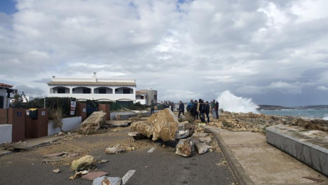 Varias personas observan los destrozos causados por el temporal de mar y viento en la urbanización de S'Algar en el municipio de Sant Lluís, Menorca. - EFE