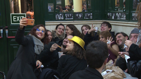 Los madrileños dan la bienvenida a 2019 desayunando chocolate con churros Los madrileños dan la bienvenida a 2019 desayunando chocolate con churros