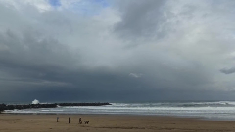Temporal en la playa de Zurriola (San Sebastián) Temporal en la playa de Zurriola (San Sebastián)