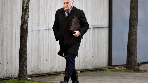 Luis Bárcenas, a su llegada al juicio del caso Gürtel, que se celebra en un polígono industrial de San Fernando de Henares (Madrid) Luis Bárcenas, a su llegada al juicio del caso Gürtel, que se celebra en un polígono industrial de San Fernando de Henares (Madrid)