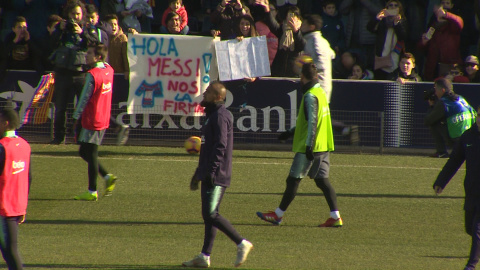 Niños y mayores asisten al entrenamiento del Barça Niños y mayores asisten al entrenamiento del Barça