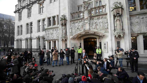 El Fiscal General británico se dirige a los medios ante la sede del Tribunal Supremo británico. | TOBY MELVILLE (REUTERS) El Fiscal General británico se dirige a los medios ante la sede del Tribunal Supremo británico. | TOBY MELVILLE (REUTERS)