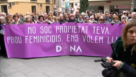 Minuto de silencio en Terrassa por el asesinato de una mujer a manos de su expareja Minuto de silencio en Terrassa por el asesinato de una mujer a manos de su expareja