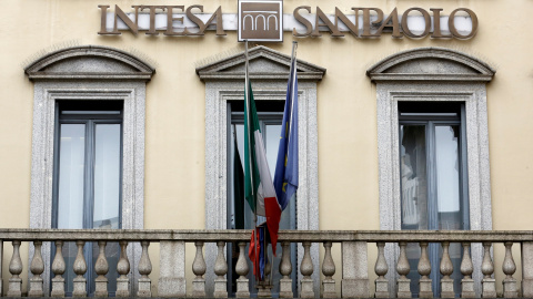 Oficinas del banco Intesa Sanpaolo en Milán. REUTERS/Stefano Rellandini Oficinas del banco Intesa Sanpaolo en Milán. REUTERS/Stefano Rellandini