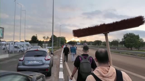 Grupos de voluntarios caminan hacia Paiporta para prestar su ayuda Grupos de voluntarios caminan hacia Paiporta para prestar su ayuda