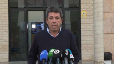 Mazón se marcha de la rueda de prensa posterior al CECOPI sin responder preguntas para "atender a 40 nuevos autobuses" Mazón se marcha de la rueda de prensa posterior al CECOPI sin responder preguntas para "atender a 40 nuevos autobuses"