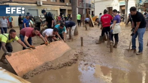 Voluntarios realizan labores de limpieza en Chiva (Valencia) Voluntarios realizan labores de limpieza en Chiva (Valencia)