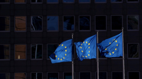Banderas de la Unión Europea ondean en la puerta de la Comisión en Bruselas. REUTERS/Yves Herman Banderas de la Unión Europea ondean en la puerta de la Comisión en Bruselas. REUTERS/Yves Herman