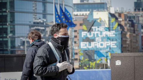 Dos jóvenes en Bruselas. EFE Dos jóvenes en Bruselas. EFE