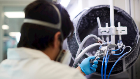 Un técnico trabaja en la fabricación, en impresoras de 3D, de componentes para un respirador. EFE/Alejandro García Un técnico trabaja en la fabricación, en impresoras de 3D, de componentes para un respirador. EFE/Alejandro García