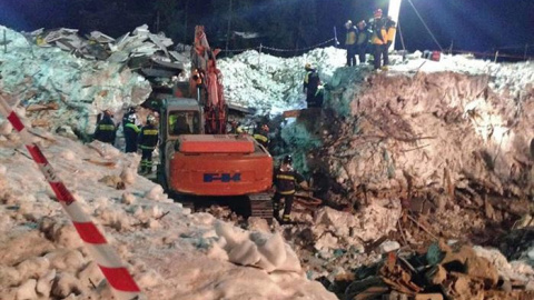 otografía facilitada por el Servicio de Rescate e Intervención en Montaña italiano que muestra el personal de rescate trabajando en la zona del hotel Rigopiano en la localidad de Farindola (centro de Italia) otografía facilitada por el Servicio de Rescate e Intervención en Montaña italiano que muestra el personal de rescate trabajando en la zona del hotel Rigopiano en la localidad de Farindola (centro de Italia)
