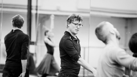 Nacho Duato durante un ensayo con sus bailarines.- YAN REVAZOV Nacho Duato durante un ensayo con sus bailarines.- YAN REVAZOV