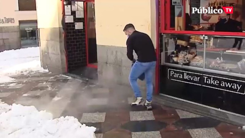 La odisea de los comerciantes para abrir sus negocios tras el paso de Filomena La odisea de los comerciantes para abrir sus negocios tras el paso de Filomena