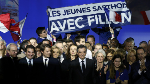 El candidato conservador francés Francois Fillon con su mujer y los miembros de su partido, al término del acto político de precampaña en París. REUTERS/Pascal Rossignol El candidato conservador francés Francois Fillon con su mujer y los miembros de su partido, al término del acto político de precampaña en París. REUTERS/Pascal Rossignol