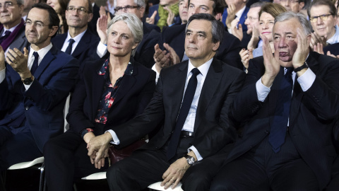 El exprimero ministro francés Francois Fillon y su espaosa en un acto político en París. EFE/EPA/ETIENNE LAURENT El exprimero ministro francés Francois Fillon y su espaosa en un acto político en París. EFE/EPA/ETIENNE LAURENT