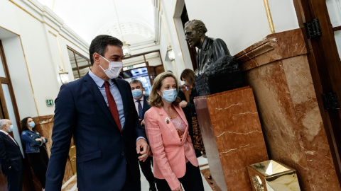 El presidente del Gobierno, Pedro Sánchez, con la vicepresidenta económica, Nadia Calviño, a su llegada al Pleno del Congreso de los Diputados. E.P./Dani Duch/Pool El presidente del Gobierno, Pedro Sánchez, con la vicepresidenta económica, Nadia Calviño, a su llegada al Pleno del Congreso de los Diputados. E.P./Dani Duch/Pool