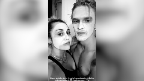 Miley Cyrus felicita el cumpleaños a su novio Cody Simpson Miley Cyrus felicita el cumpleaños a su novio Cody Simpson