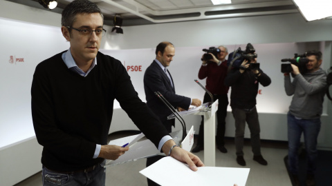 Los coordinadores del área Política y Económica de la Ponencia marco del PSOE, Eduardo Madina y José Carlos Díez, respectivamente, durante la rueda de prensa que han ofrecido en la sede de la calle Ferraz. EFE/Emilio Naranjo Los coordinadores del área Política y Económica de la Ponencia marco del PSOE, Eduardo Madina y José Carlos Díez, respectivamente, durante la rueda de prensa que han ofrecido en la sede de la calle Ferraz. EFE/Emilio Naranjo