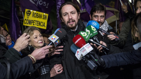 El secretario general de Podemos, Pablo Iglesias, hace unas declaraciones a los medios durante la concentración convocada por su partido ante la sede de la CNMC, en Madrid, para exigir al organismo regulador que investigue las causas de la 