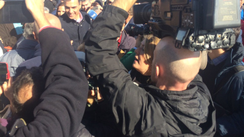 El exlíder del PSOE, Pedro Sánchez, saluda a los simpatizantes a su llegada al Parque Tecnológico de la localidad sevillana de Dos Hermandas. D.C. El exlíder del PSOE, Pedro Sánchez, saluda a los simpatizantes a su llegada al Parque Tecnológico de la localidad sevillana de Dos Hermandas. D.C.