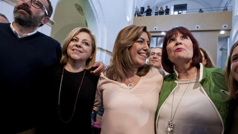 La presidenta andaluza y secretaria general del PSOE-A, Susana Díaz (c), junto a la eurodiputada Elena Valenciano (2-i), y Micaela Navarro, durante las jornadas de conmemoración del 130 aniversario de la constitución de la agrupación social La presidenta andaluza y secretaria general del PSOE-A, Susana Díaz (c), junto a la eurodiputada Elena Valenciano (2-i), y Micaela Navarro, durante las jornadas de conmemoración del 130 aniversario de la constitución de la agrupación social