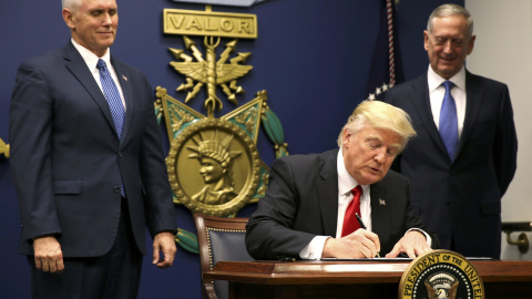 El presidente Donald Trump firma la orden que establece un control extremo de las personas que llegan a Estados Unidos después de asistir al juramento del secretario de Defensa, James Mattis (R), con el vicepresidente Mike Pence en Washingt El presidente Donald Trump firma la orden que establece un control extremo de las personas que llegan a Estados Unidos después de asistir al juramento del secretario de Defensa, James Mattis (R), con el vicepresidente Mike Pence en Washingt
