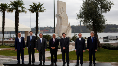Tsipras, Rajoy, Hollande, Costa, Anastasiades, Muscat y Gentiloni posan para la foto de familia de la cumbre de los Países del Sur de la UE, en el Centro Cultural de Belem en Lisboa. REUTERS / Pedro Nunes