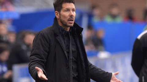 El entrenador del Atlético de Madrid Diego 'Cholo' Simeone, durante el partido de su equipo contra el Alavés en el campo de Mendizorroza. REUTERS/Vincent West