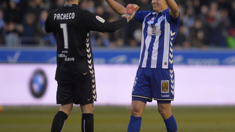 El portero del Alavés Fernando Pacheco celebra con Marcos Llorente el empate ante el Atlético de Madrid en Mendizorroza. REUTERS/Vincent West