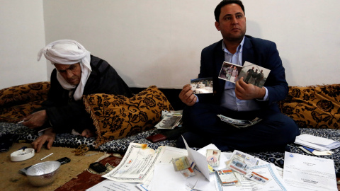 Botan Mahmoud Hassour muestra fotos de su etapa en el ejército estadounidense mientras espera poder volver a Estados Unidos como refugiado en Erbil, Irak. REUTERS / Ahmed Saad Botan Mahmoud Hassour muestra fotos de su etapa en el ejército estadounidense mientras espera poder volver a Estados Unidos como refugiado en Erbil, Irak. REUTERS / Ahmed Saad