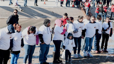 Cientos de indocumentados mexicanos, que viven en EEUU separados de sus familias, se reunieron brevemente hoy con sus allegados en la frontera de la ciudad texana de El Paso para transmitir un mensaje de unión a Donald Trump. EFE/A. Ponce d Cientos de indocumentados mexicanos, que viven en EEUU separados de sus familias, se reunieron brevemente hoy con sus allegados en la frontera de la ciudad texana de El Paso para transmitir un mensaje de unión a Donald Trump. EFE/A. Ponce d