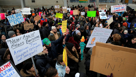 Decenas de personas protestaron en el aeropuerto de Nueva York contra el veto de Trump a los refugiados. REUTERS/Andrew Kelly Decenas de personas protestaron en el aeropuerto de Nueva York contra el veto de Trump a los refugiados. REUTERS/Andrew Kelly