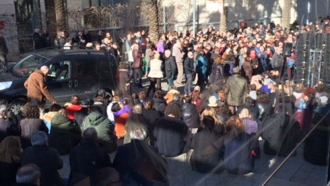 Centenares de personas han seguido el acto desde el exterior