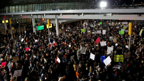 Manifestación de protesta en el exterior de la terminal 4 del aeropuerto internacional de Nueva York por la prohibición de entrada contra ciudadanos de siete países de mayoría musulmana, decretada por Donald Trump. REUTERS/Andrew Kelly Manifestación de protesta en el exterior de la terminal 4 del aeropuerto internacional de Nueva York por la prohibición de entrada contra ciudadanos de siete países de mayoría musulmana, decretada por Donald Trump. REUTERS/Andrew Kelly