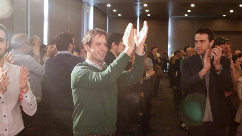 Cristiano Brown aplaude tras haber sido elegido hoy como nuevo portavoz de Unión Progreso y Democracia (UPyD). EFE/Víctor Lerena Cristiano Brown aplaude tras haber sido elegido hoy como nuevo portavoz de Unión Progreso y Democracia (UPyD). EFE/Víctor Lerena