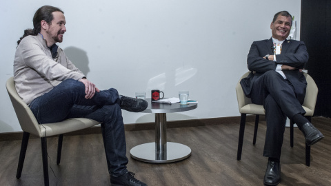 El presidente ecuatoriano, Rafael Correa, con Pablo Iglesias, antes de comenzar la entrevista en 'Otra Vuelta de Tuerka'. DANI GAGO El presidente ecuatoriano, Rafael Correa, con Pablo Iglesias, antes de comenzar la entrevista en 'Otra Vuelta de Tuerka'. DANI GAGO