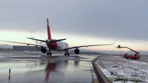 Más de 60 aviones pasan por las bases de deshielo de Iberia en Barajas Más de 60 aviones pasan por las bases de deshielo de Iberia en Barajas