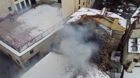 Un fuego en una cubierta de un edificio en Cuenca provoca su hundimiento Un fuego en una cubierta de un edificio en Cuenca provoca su hundimiento
